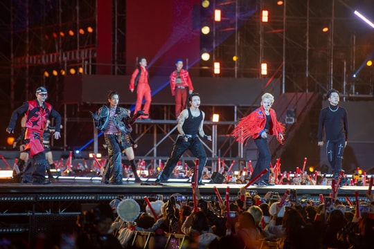 Concert 'Anh trai vượt ngàn chông gai' chạm mốc 130.000 lượt người đến xem trực tiếp