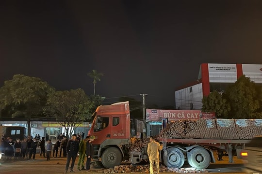 3 người đi xe máy thương vong sau cú đâm trực diện vào xe đầu kéo