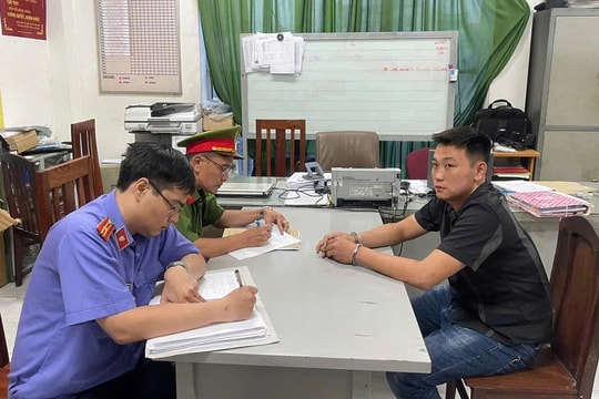 Bắt khẩn cấp tài xế ô tô đánh người tới tấp ở trung tâm TP.HCM