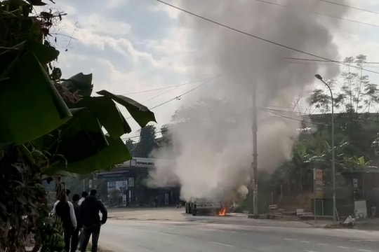 Phú Thọ: Xe bồn bốc cháy, tài xế dũng cảm điều khiển ra khỏi cây xăng