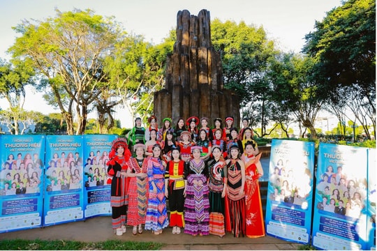 Thí sinh Hoa hậu Thương hiệu Việt Nam 2024 trình diễn trang phục dân tộc tại Quảng trường Đại Đoàn Kết, Pleiku, Gia Lai