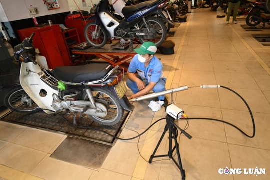 Tránh ùn tắc, ảnh hưởng nhiều đến người dân khi kiểm soát khí thải xe máy