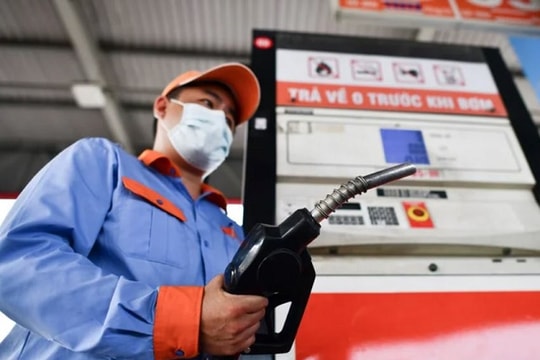 Giá xăng ngày mai có thể tăng khá mạnh, nhưng vẫn chạm 'đáy' 3 năm