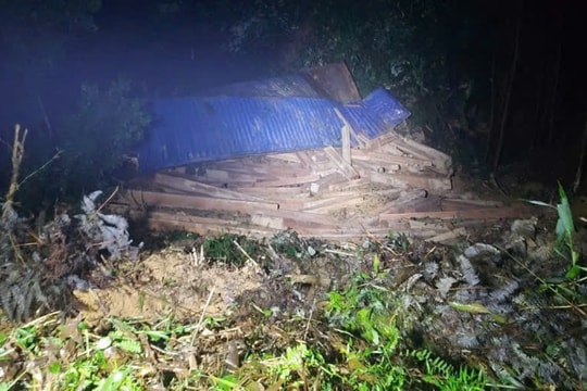 Xe đầu kéo lao xuống vực sâu 30 mét, tài xế tử vong tại chỗ