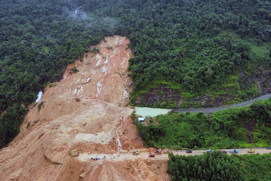 Đề nghị công bố tình huống khẩn cấp về thiên tai trên quốc lộ 27C qua đèo Khánh Lê