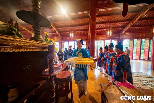 Độc đáo cây đàn violin bằng sứ ở Trung tâm Bảo tồn Di tích cố đô Huế