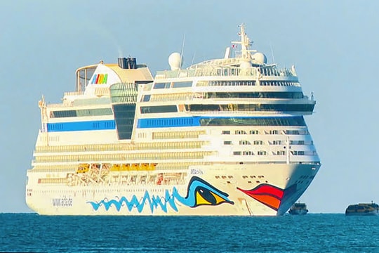 Siêu tàu du lịch chở gần 2.000 khách quốc tế đến Phú Quốc