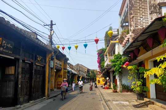 Dự báo thời tiết ngày 20/12: Nam Bộ mưa rào vài nơi, đêm và sáng trời lạnh