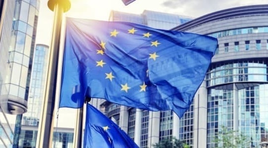 Châu Âu siết chặt hoạt động buôn bán dầu mỏ của Nga