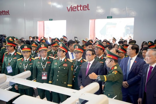 Khu trưng bày của Viettel là gian hàng đầu tiên Thủ tướng Phạm Minh Chính đến thăm tại Triển lãm Quốc phòng quốc tế 2024