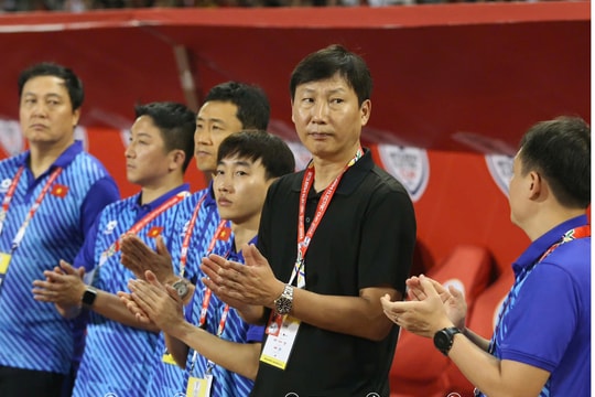 Huấn luyện viên Kim Sang-sik nói gì sau trận Việt Nam hoà kịch tính Philippines?