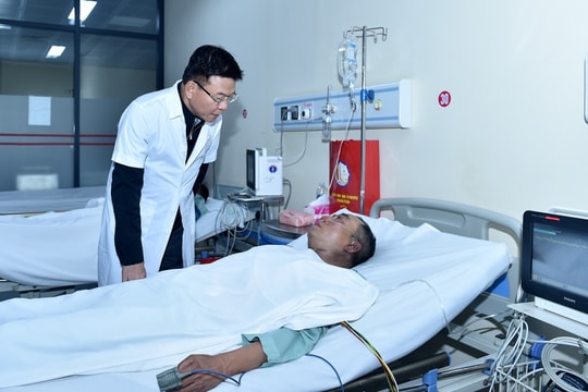 Phó Thủ tướng Lê Thành Long kiểm tra hiện trường, thăm hỏi nạn nhân vụ cháy quán cà phê tại Hà Nội