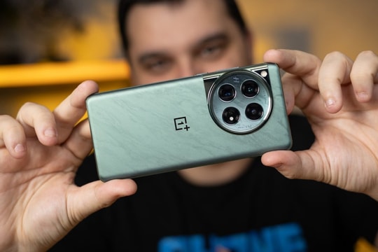 OnePlus 12 lột xác với bản cập nhật AI đột phá