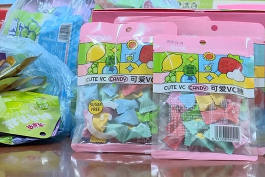 Đồ ăn vặt không đảm bảo an toàn vệ sinh thực phẩm ở cổng trường gây đau bụng, buồn nôn, cha mẹ và thầy cô cần làm gì?