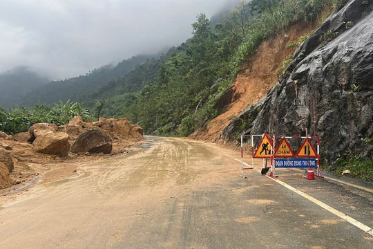 Thông xe đèo Khánh Lê sau 4 ngày sạt lở