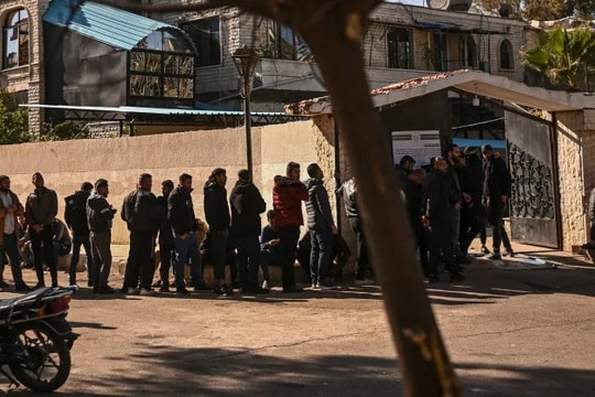 Syria: Binh lính chế độ cũ giao nộp vũ khí cho chính quyền mới