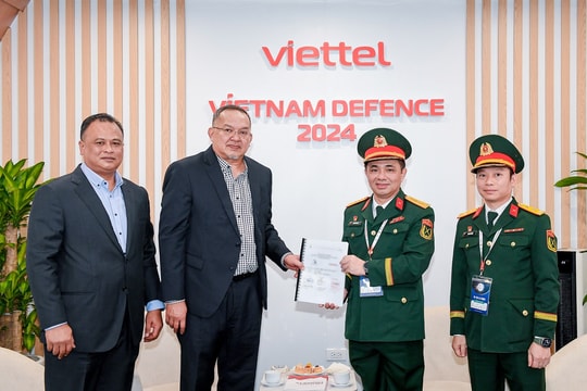 Vietnam Defence 2024: Viettel High Tech nhận chứng nhận sản phẩm Thông tin quân sự sẵn sàng kinh doanh tại Malaysia