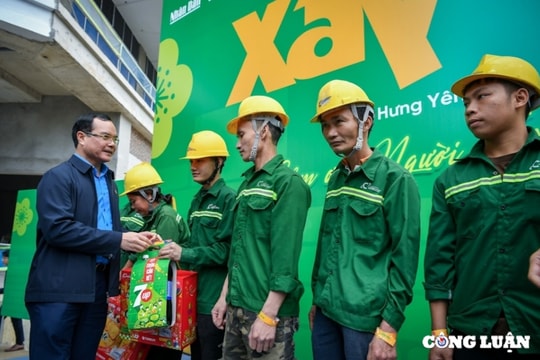 Báo Nhân Dân phối hợp trao tặng hàng nghìn phần quà Tết cho công nhân tại tỉnh Hưng Yên