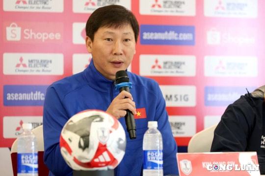 Huấn luyện viên Kim Sang Sik nói đội tuyển Việt Nam may mắn khi có Xuân Son