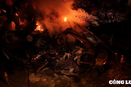 Kho chứa lốp ô tô ở Hà Nội bốc cháy dữ dội trong đêm