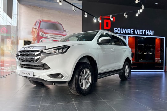 Giá xe Isuzu mu-X giảm sâu tại đại lý