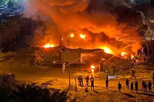 Hà Nội: Cảnh sát xuyên đêm dập tắt đám cháy dữ dội tại kho lốp ôtô