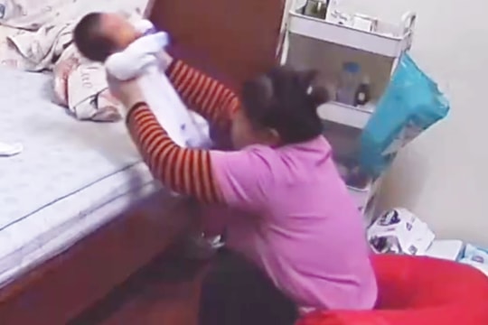 Hà Nội: Tạm giữ người giúp việc nghi bạo hành bé trai 1 tháng tuổi