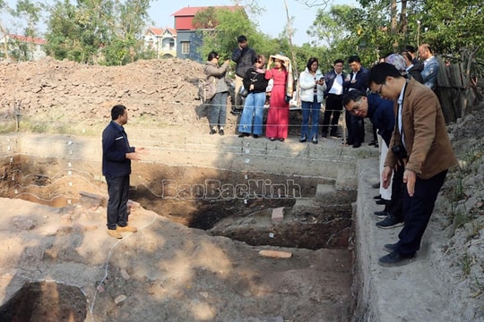 Phát hiện nhiều mảnh khuôn đúc trống đồng tại thành cổ Luy Lâu