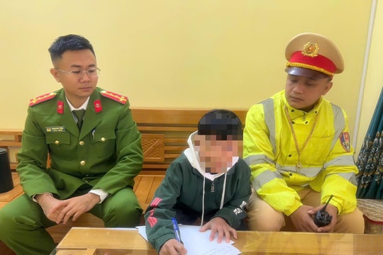 Triệu tập nam sinh có hành vi nằm trên yên xe máy điện, lạng lách trên đường