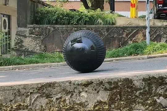 Trung Quốc ra mắt robot cảnh sát hình bánh xe với AI tiên tiến