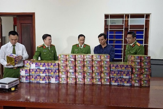 Ngụy trang 2,5 tạ pháo nổ dưới thùng hàng xe chở sắn củ để qua biên giới Nghệ An