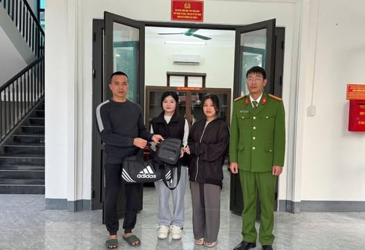 Lào Cai: Hai cô gái trẻ tìm, trả lại người đánh rơi 100 triệu đồng