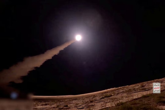 Tên lửa Yemen vượt qua hệ thống đánh chặn của Israel, rơi xuống Tel Aviv