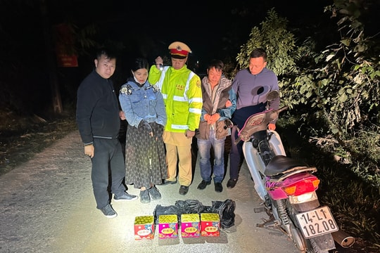 Cảnh sát giao thông bắt giữ đôi vợ chồng mang theo 6 kg pháo
