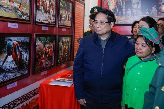 Thủ tướng Phạm Minh Chính dự Lễ khánh thành Dự án tái thiết khu dân cư thôn Làng Nủ