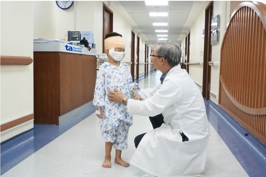 100 người bệnh đầu tiên “hồi sinh” nhờ mổ não và tủy sống bằng Robot AI duy nhất tại Việt Nam