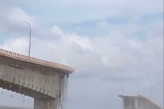 Sập cầu ở Brazil, axit sulfuric tràn vào sông