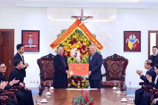 Phó Thủ tướng Thường trực Nguyễn Hòa Bình chúc mừng Giáng sinh tại một số tổ chức tôn giáo