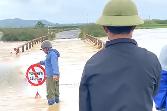 Người dân đi đường vòng 10 km để đảm bảo an toàn vì cầu ngập