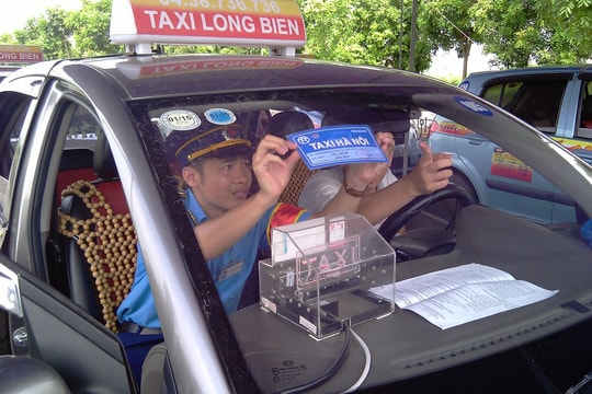 Xe ô tô kinh doanh vận tải hành khách bằng taxi phải có phù hiệu 'XE TAXI'