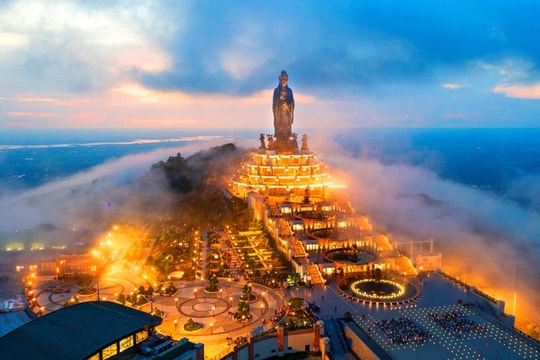 Tây Ninh bắn pháo hoa chào năm mới 2025 tại núi Bà Đen