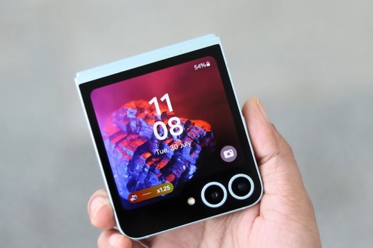 Samsung và cuộc chạy đua với dòng điện thoại gập