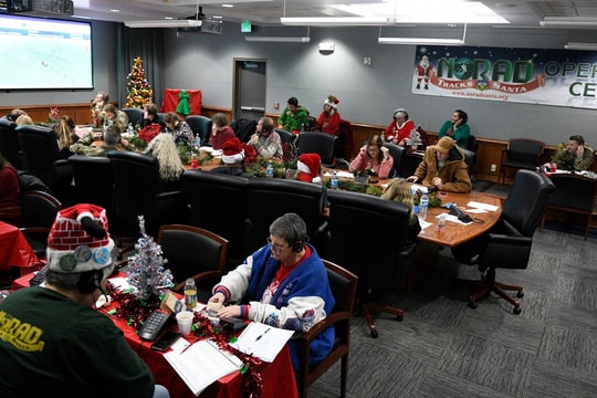 Từ cuộc gọi nhầm đến truyền thống theo dõi Ông già Noel