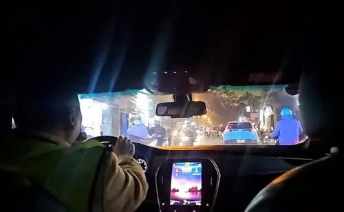 CSGT đưa bé trai 3 tuổi đã ngất xỉu trên xe khách đi cấp cứu