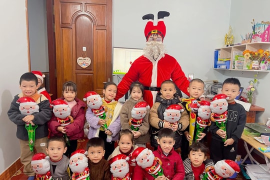 Ông già Noel “chạy show” phát quà, kiếm tiền triệu mỗi ngày