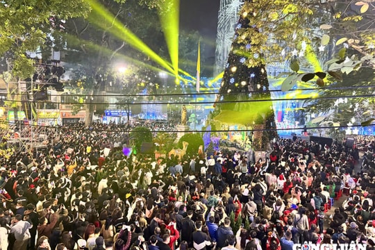 Hà Nội: "Biển người" đổ về Nhà thờ Lớn đêm Noel