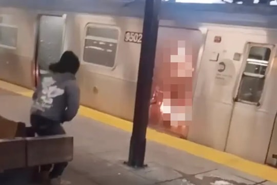 Sự vô cảm bị phơi bày trong vụ thiêu sống trên tàu điện ngầm ở New York