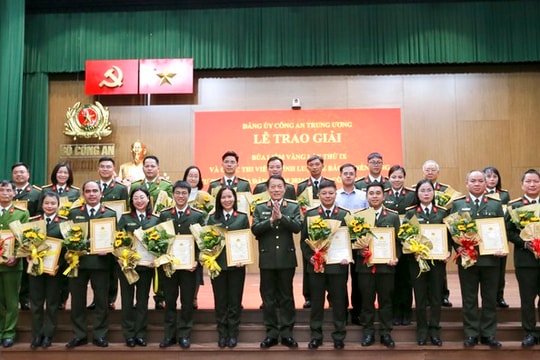 Trao giải Cuộc thi viết chính luận về bảo vệ nền tảng tư tưởng của Đảng năm 2024 trong Công an nhân dân