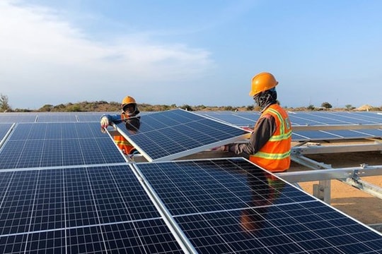 Đề xuất cho doanh nghiệp bán điện tái tạo trực tiếp đến khách hàng thông qua lưới điện riêng