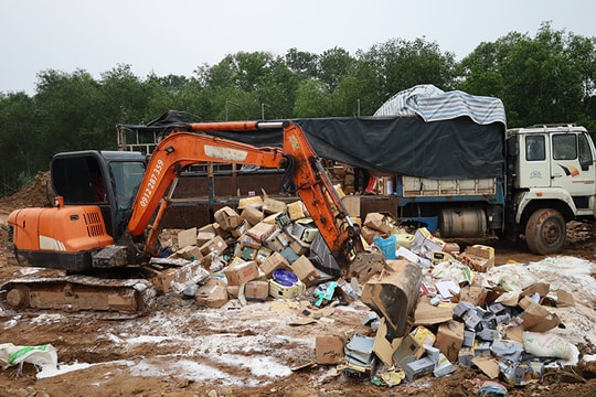 Tiêu hủy trên 17.000 sản phẩm hàng hóa vi phạm ở Quảng Bình